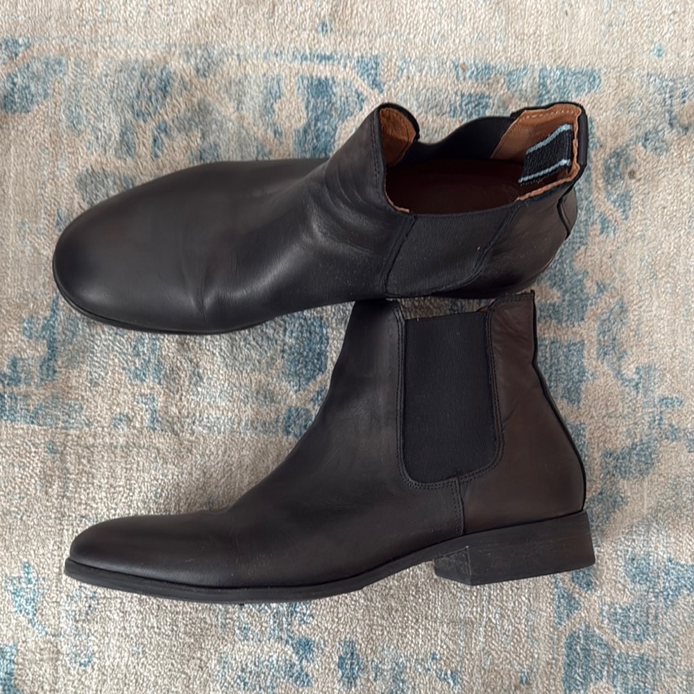 Black Chelsea Boots with Smooth Leather and Elastic Side Panels